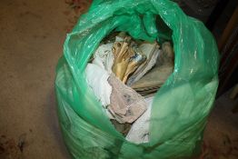 A BAG OF VINTAGE LINEN TO INCLUDE HAND STITCHED EXAMPLES