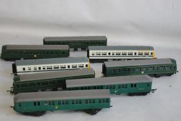 AN ASSORTMENT OF 00 GAUGE LOCOMOTIVES AND CARRIAGES, eight items in total.