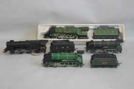 A BOXED HORNBY OO GAUGE 'FLYING SCOTSMAN LNER CLASS A3 LOCOMOTIVE AND TENDER (box A/F), unboxed '