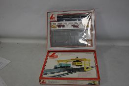 A BOXED 00 GAUGE LIMA OPERATING CONTAINER TERMINAL plus boxed 00 Gauge Automatic Car Unloader.