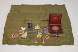 A QUANTITY OF MILITARY INTEREST COLLECTABLES, to include miniature medals, badges etc. and masonic