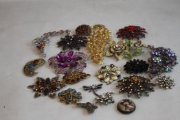 A COLLECTION OF VINTAGE BROOCHES