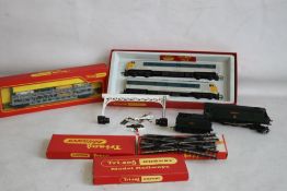 A BOXED HORNBY R555C PULMAN TRAIN SET, BOXED HORNBY WINSTON CHURCHILL STEAM LOCOMOTIVE AND TENNER (