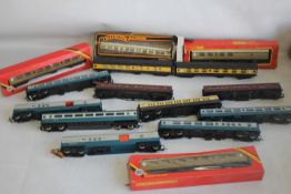 FIFTEEN HORNBY AND MAINLINE RAILWAY CARRIAGES, four boxed and eleven unboxed.