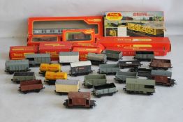 TWENTY-TWO UNBOXED PIECES OF ROLLING STOCK TO INCLUDE COVERED, UNCOVERED WAGONS AND TANKERS 'OO