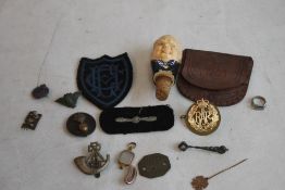 A CIGAR BOX OF COLLECTABLES, to include military badges, Trench Art rings, a Churchill bottle