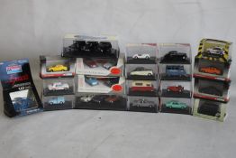 A BOX CONTAINING 20 X OO GAUGE CARS AND CAR SETS FROM THE OXFORD, EFE, Corgi and Scale Auto