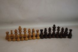 A WEIGHTED WOODEN CHESS SET IN WOODEN BOX