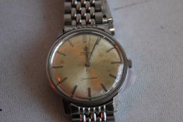 AN OMEGA SEAMASTER AUTOMATIC STAINLESS STEEL GENTLEMAN'S 1960S WRISTWATCH, on Omega grains of rice