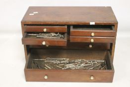 A VINTAGE WOODEN ENGINEERS TOOL CHEST FITTED WITH 7 DRAWERS AND A LIFT OFF FRONT PANEL,