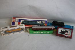 BOXED JOUEF BR CLASS 40 LOCOMOTIVE 8912, BOXED GRAHAM FARRISH GWR TANK UNIT (0-6-0) 'OO GAUGE' boxed