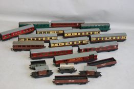 A BOX CONTAINING ELEVEN DUBLO RAIL CARRIAGES, three Triang rail carriages and six pieces of Hornby