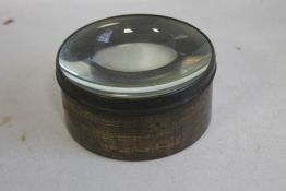 A 19TH CENTURY NEWSPAPER READING LENS D 10 CM