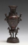 A CHINESE BRONZE VASE ON STAND, H 24.5 cm