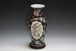 A CHINESE STYLE FAMILLE NOIR VASE ON STAND, H 38 cm
