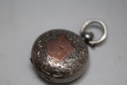 A HALLMARKED SILVER AND GOLD SOVEREIGN CASE, Dia 3.25 cm