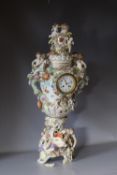 A LARGE AND IMPOSING CONTINENTAL CERAMIC TABLE CENTREPIECE LIDDED CLOCK URN, with typical figurative