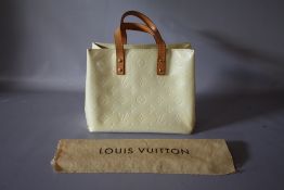 A LOUIS VUITTON MONOGRAM VERNIS HOUSTON BAG IN BEIGE, with leather handles and trim, single zippered