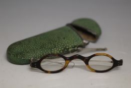 A PAIR OF CONTINENTAL HALLMARKED SILVER AND TORTOISESHELL SPECTACLES IN A SHAGREEN CASE, L 13.5 cm