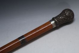 A LARGE HALLMARKED SILVER TOPPED WALKING CANE - LONDON 1869, L 96 cm
