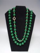 A 9CT GOLD AND POLISHED GREEN STONE BEAD NECKLACE, the marbled / mottled style beads approx 1.5 in
