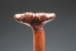A WOODEN WALKING STICK WITH A BRACE OF DOG HEADS TO THE HANDLE, L 86.5 cm