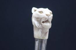 A JAPANESE STYLE IVORY TOPPED WALKING CANE IN THE FORM OF A TIGER, L 78 cmCondition Report:Top