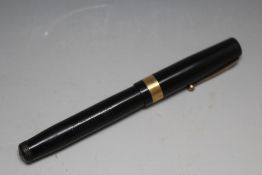 A HALLMARKED 18 CARAT GOLD BANDED FOUNTAIN PEN, L 13.5 cm