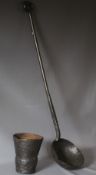 A LARGE CAST IRON LADLE, L 108 cm, together with a cast iron smelting pot, H 21 cm (2)