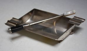 A CONTINENTAL SILVER ART DECO ASH TRAY AND CHEROOT HOLDER, with mother of pearl mouth piece to the