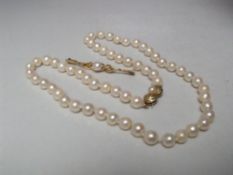 A SINGLE STRAND HAND KNOTTED CULTURED PEARL NECKLACE WITH 9CT GOLD CLASP, approximate L 47 cm,