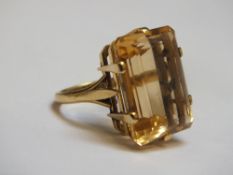 A HALLMARKED 18 CT GOLD LARGE CITRINE RING, the citrine measuring approx 20 mm x 15 mm, approx