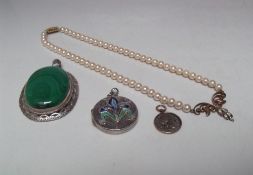A LARGE OVAL MALACHITE PENDANT IN WHITE METAL MOUNT, indistinct marks to the bail, H 6 cm,