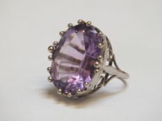AN 18CT WHITE GOLD AMETHYST RING, approx weight 7.9g, ring size J 1/2