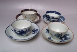 THREE 18TH CENTURY ROYAL WORCESTER TEA BOWLS AND SAUCERS, comprising two blue and white tea bowls