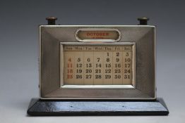 A HALLMARKED SILVER DESK CALENDAR - BIRMINGHAM 1949, W 15 cm