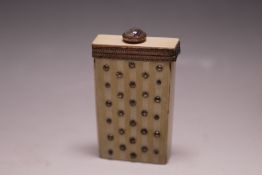 AN IVORY ETUI CASE MOUNTED WITH AN ESSEX CRYSTAL OF A HORSE HEAD, H 6.5 cm