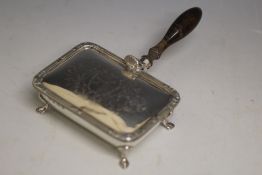 A HALLMARKED SILVER CRUMB BOX - BIRMINGHAM 1979, W 10 cm