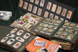 A LARGE QUANTITY OF VINTAGE CIGARETTE CARDS BOTH LOOSE AND IN ALBUMS