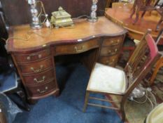 AN EARLY 20TH CENTURY MAHOGANY SHAPED LEATHER TOPED TWIN PEDESTAL DESK H-76 W-115 CM