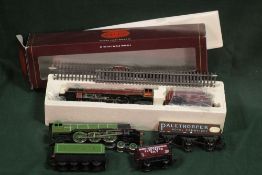 A BOX OF HORNBY MODEL RAILWAY LOCOMOTIVES AND CARRIAGES TO INCLUDE 4427 FLYING SCOTSMAN AND 6211