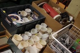 THREE BOXES OF COMMEMORATIVE MUGS TOGETHER WITH A TRAY OF CERAMICS