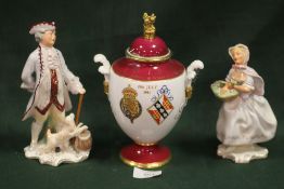 A PAIR OF VINTAGE WEDGWOOD CERAMIC FIGURES, TOGETHER WITH A ROYAL WORCESTER COMMEMORATIVE LIDDED