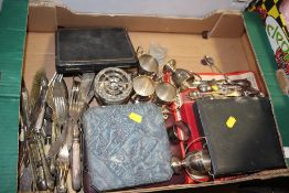 A TRAY OF METALWARE TO INCLUDE A CURVED BRASS FENDER, HAND FINISHED PEWTER ETC.