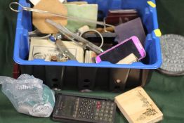 A BOX OF COLLECTABLES TO INCLUDE VINTAGE BADGES, MOBILE PHONE ETC.