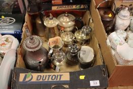 A TRAY OF METALWARE TO INCLUDE A BRASS BELL, FOUR PIECE TEA SERVICE ETC.