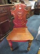 AN ANTIQUE OAK HALL CHAIR A/F - LOOSE BACK