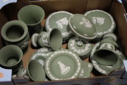 A TRAY OF GREEN WEDGWOOD JASPERWARE TO INCLUDE TRINKET POTS, VASES ETC.