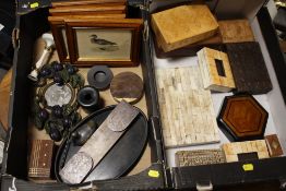 A TRAY OF ASSORTED TRINKET BOXES TOGETHER WITH A TRAY OF COLLECTABLES AND A LARGE CERAMIC VASE