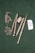 A SMALL QUANTITY OF COLLECTABLES TO INCLUDE A HALLMARKED SILVER FOB MEDAL, PROPELLING PENCILS ETC.